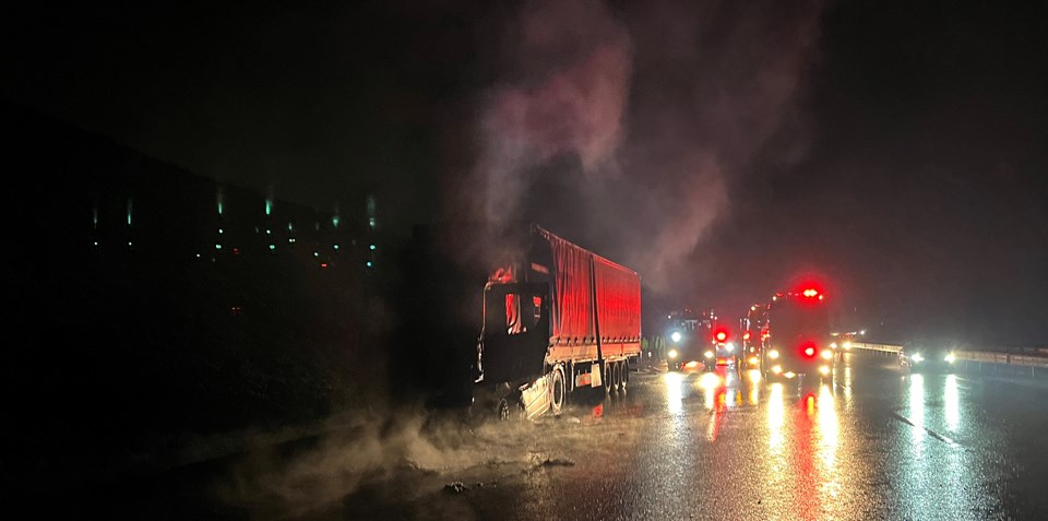Kuzey Marmara Otoyolu'nda asit yüklü TIR alev alev yandı - 1