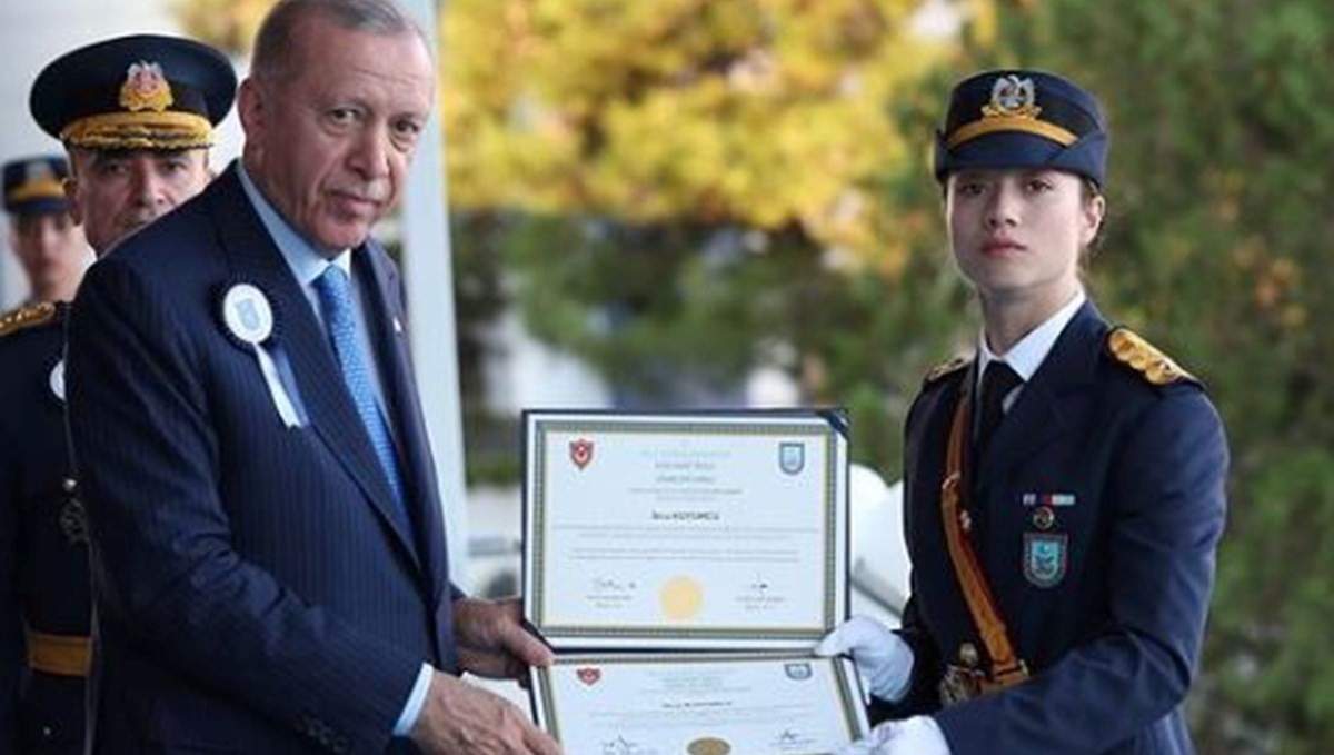TSK tarihinde bir ilk: Kara, Hava ve Deniz Harp okullarını kız öğrenciler birincilikle bitirdi TSK tarihinde bir ilk: Kara, Hava ve Deniz Harp okullarını kız öğrenciler birincilikle bitirdi