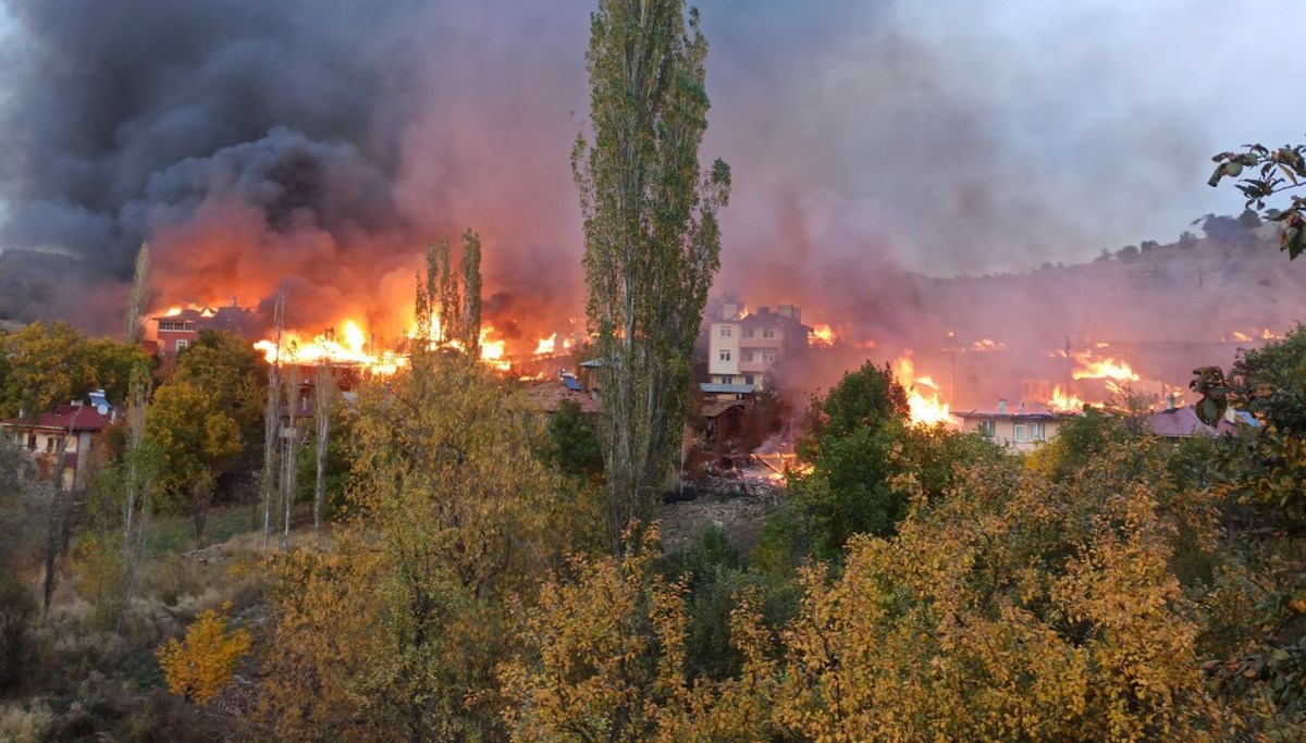 Kastamonu'da yangın 20 köy evine sıçradı Kastamonu'da yangın 20 köy evine sıçradı