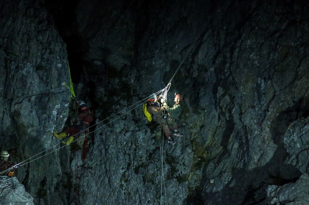 ABD'li dağcı rahatsızlanarak mahsur kaldığı mağaradan 9. günde kurtarıldı - 19