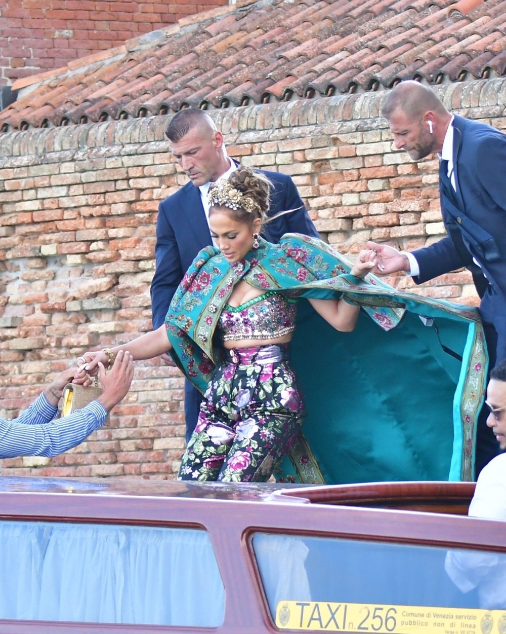 Jennifer Lopez kıyafetinden fiyat etiketini çıkarmayı unuttu - 8