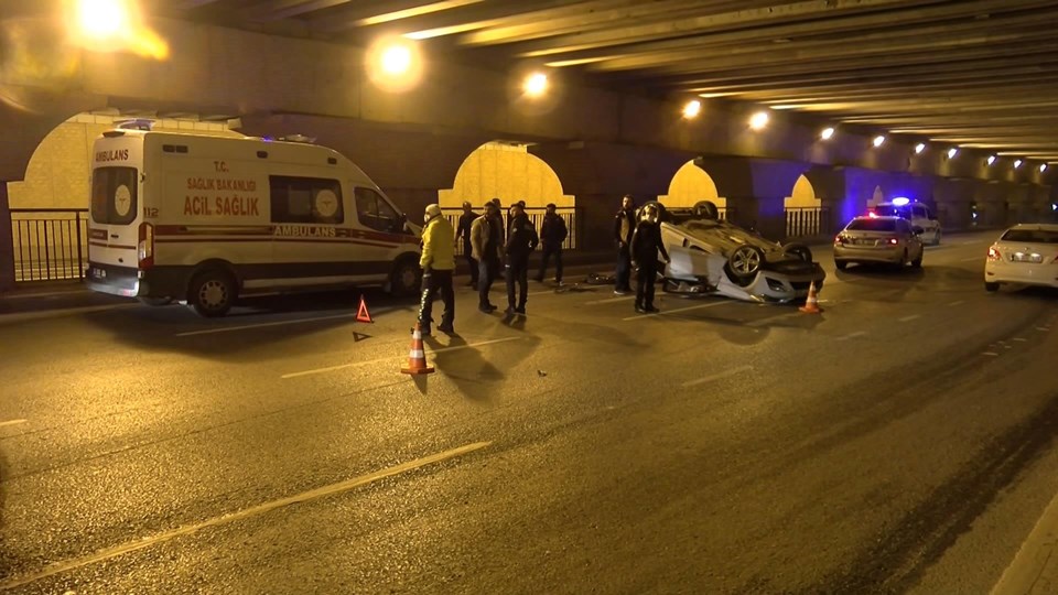 Zeytinburnu'nda otomobil takla attı - 2