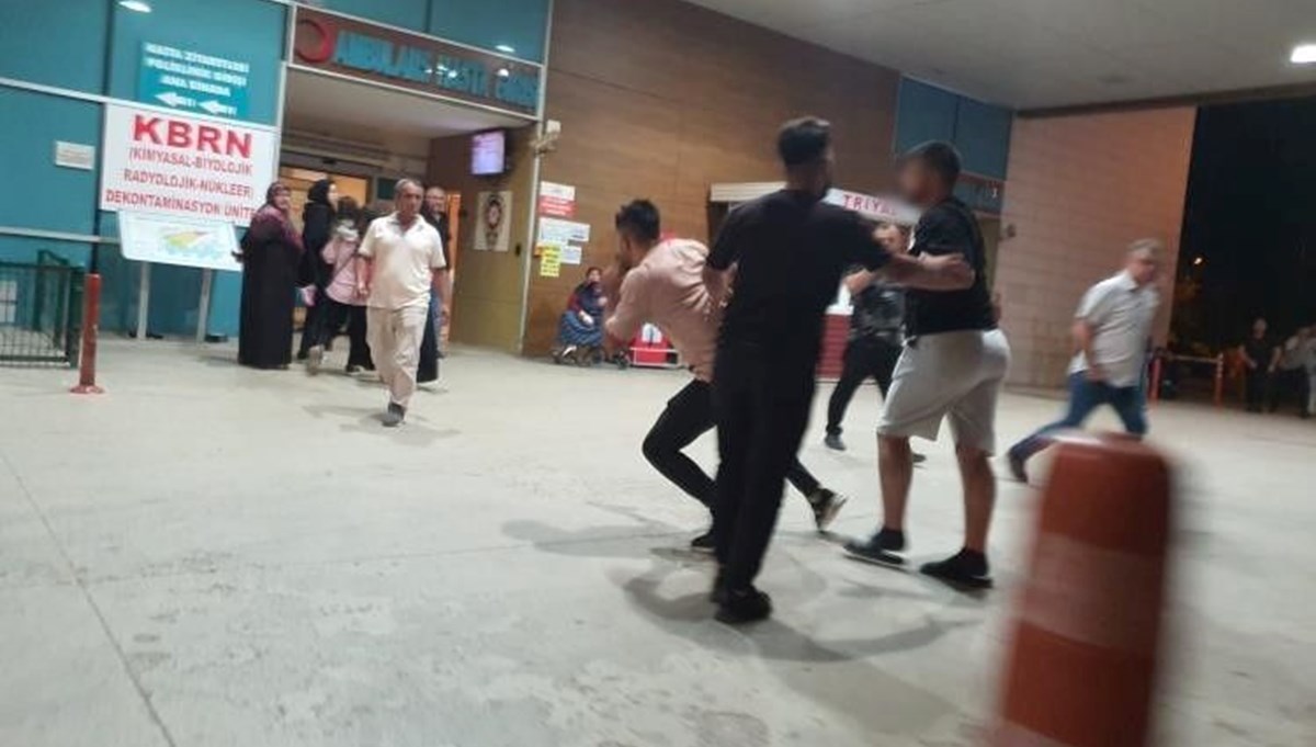 Birlikte hastaneye giden iki arkadaş kavga etti: Arbede yaşandı Birlikte hastaneye giden iki arkadaş kavga etti: Arbede yaşandı