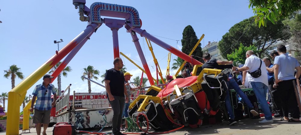 Lunaparkta oyuncak koparak düştü: Baş aşağı kurtarılmayı beklediler - 3