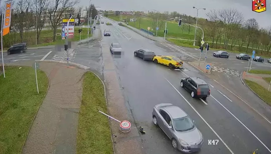 Çekya'da sürücünün 4 trafik kuralını ihlal ederek yaptığı kaza
