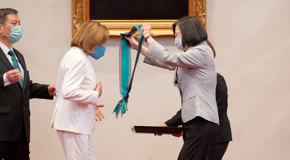 Tayvan lideri Tsai Ing-wen, Pelosi'ye şeref madalyası taktı.
