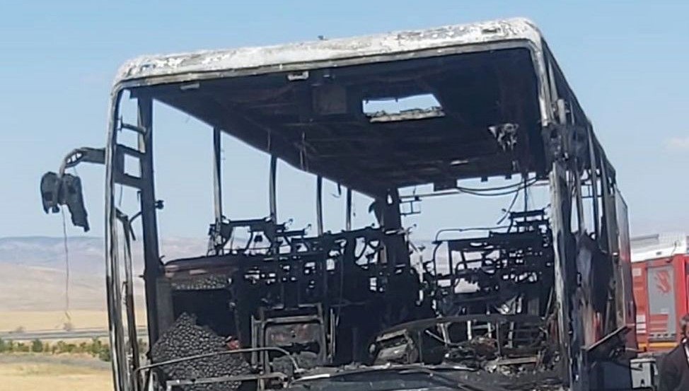 Ankara’da seyir halindeki yolcu otobüsü yandı