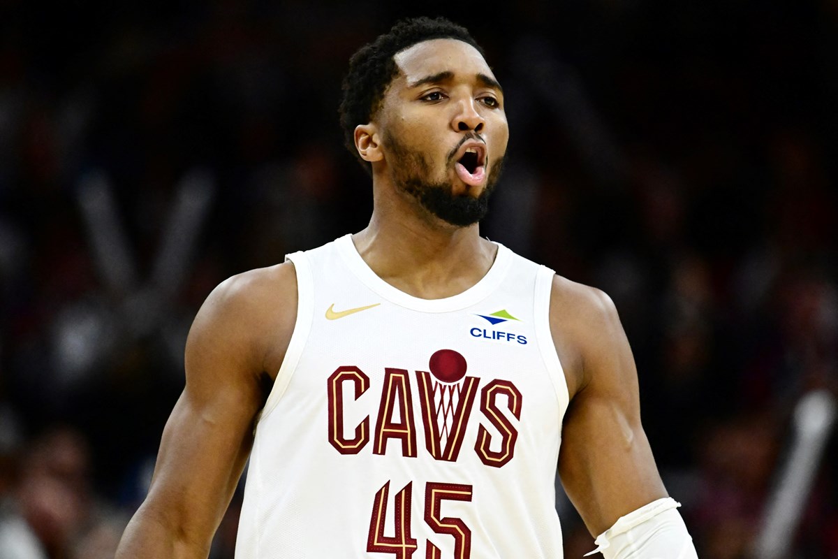 Karşılaşma boyunca tam 15 tane üçlük atışı deneyen Donovan Mitchell, bu sezon bir maçta en fazla üçlük atışı deneyen ikinci oyuncu oldu. Birinci sırada ise 16 denemeyle Stephen Curry var.