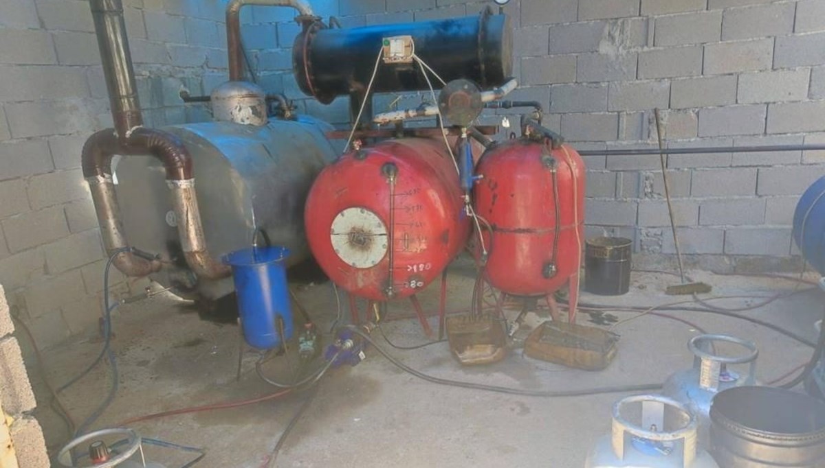 İzmir'de 705 bin litre kaçak akaryakıt ele geçirildi