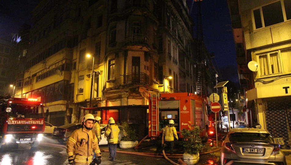 İstanbul'da tarihi ahşap binada yangın