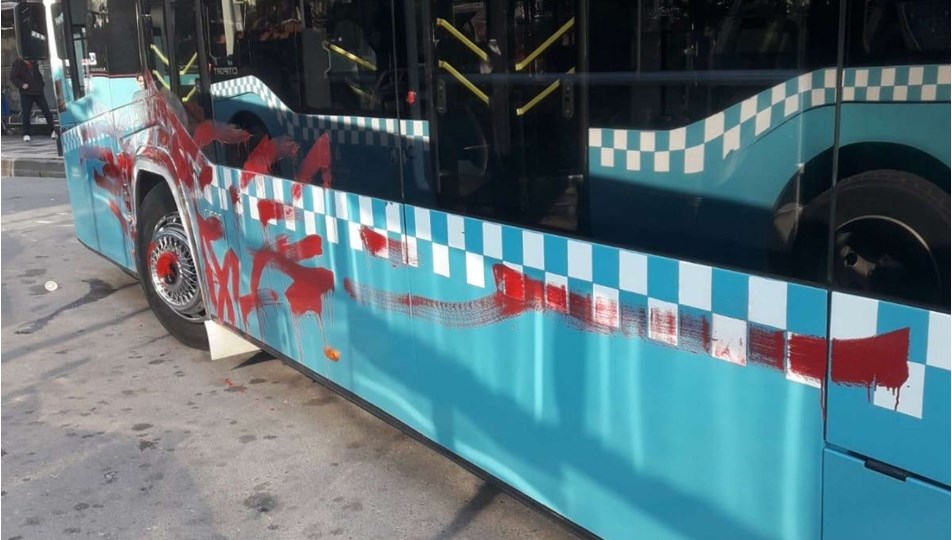 Otobuse Alinmayan Kadin Taksiyle Takip Edip Araci Kirmiziya Boyadi Ntv