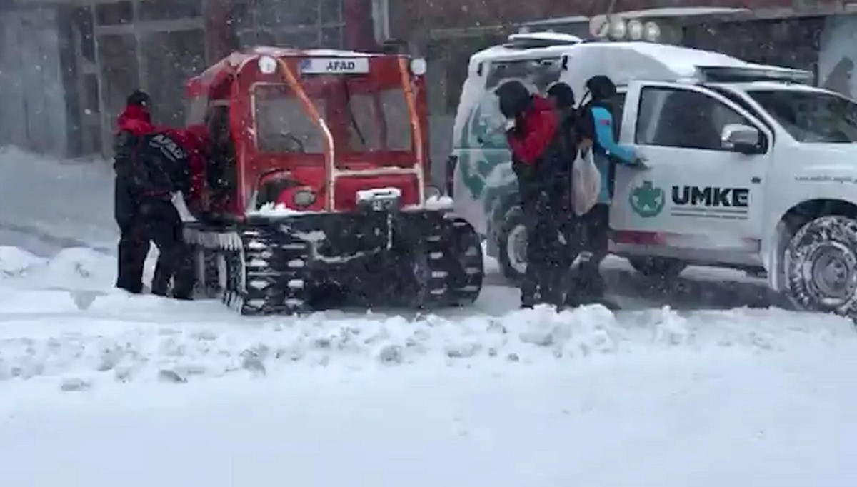 Rize'de kar yolları kapattı: 3 günlük ikizleri AFAD kurtardı