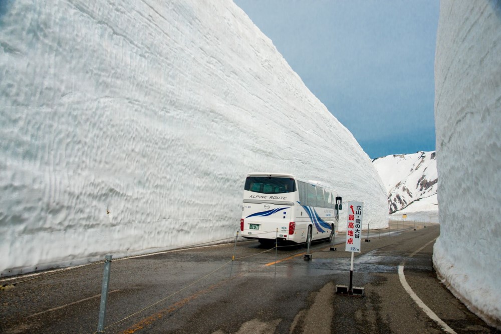 Japonya'da 20 metre derinlikteki kar koridoru yeniden ziyarete açılıyor - 3