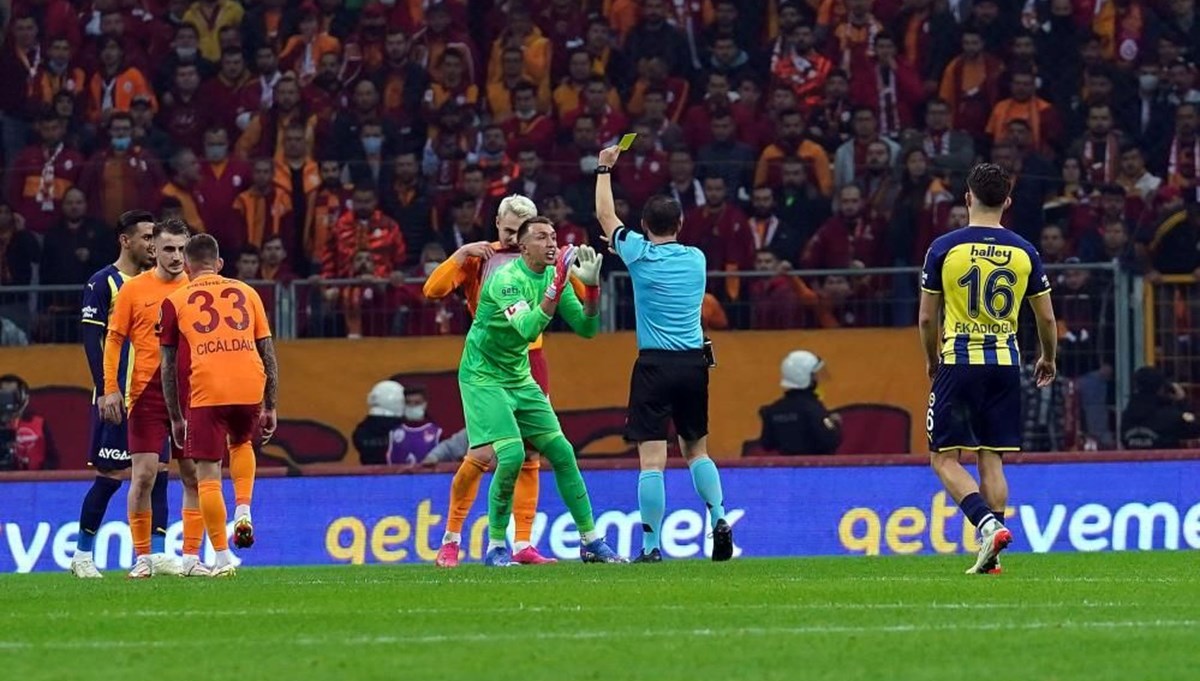 Gelenek bozulmadı: Derbide 2 kırmızı, 10 sarı kart