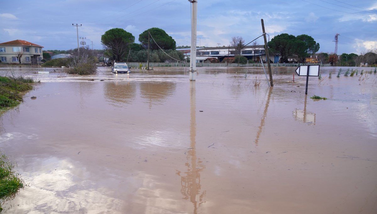 Ayvalık'ta şiddetli sağanak