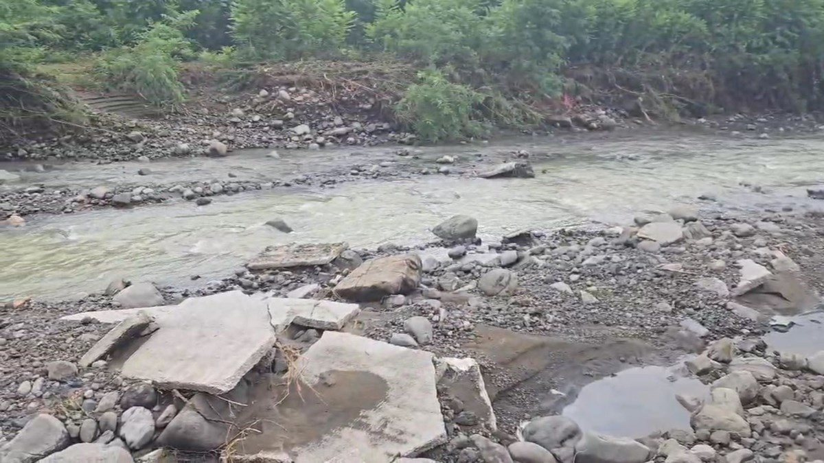 Samsun'da sağanak yağış nedeniyle yol çöktü