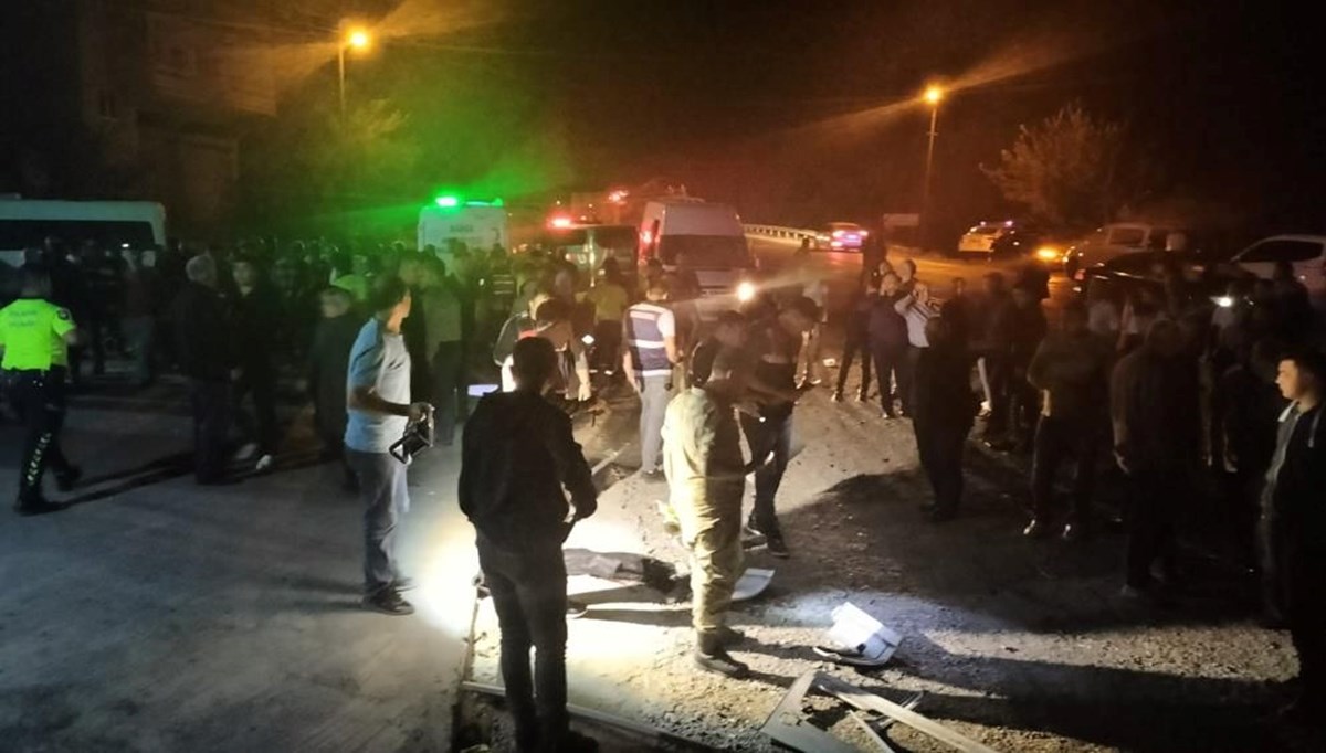 Feci kaza | TIR düğün konvoyundaki araca çarptı: 4 ölü, 3 yaralı Feci kaza | TIR düğün konvoyundaki araca çarptı: 4 ölü, 3 yaralı