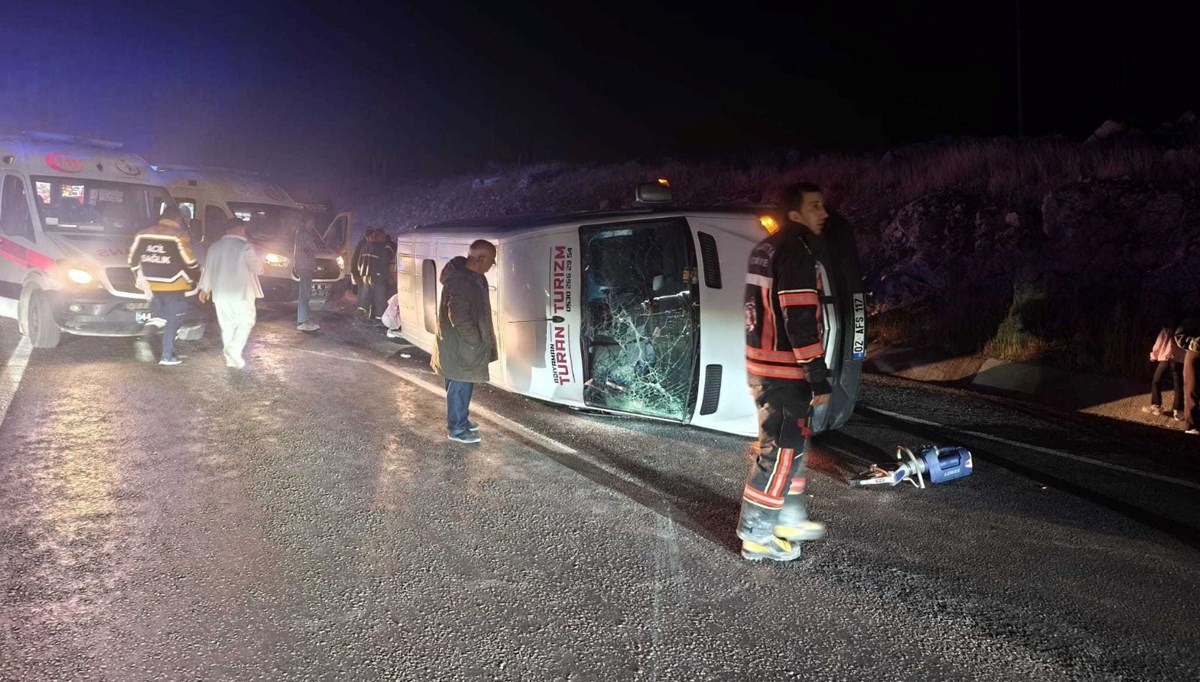 Lastiği patlayan araç midibüse çarptı Lastiği patlayan araç midibüse çarptı
