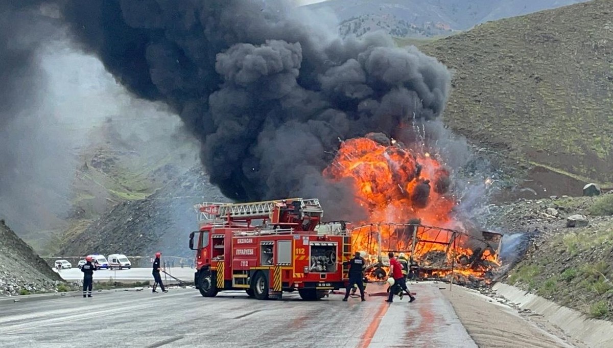 Erzincan'da iki TIR çarpıştı: Kara yolu ulaşıma kapatıldı Erzincan'da iki TIR çarpıştı: Kara yolu ulaşıma kapatıldı