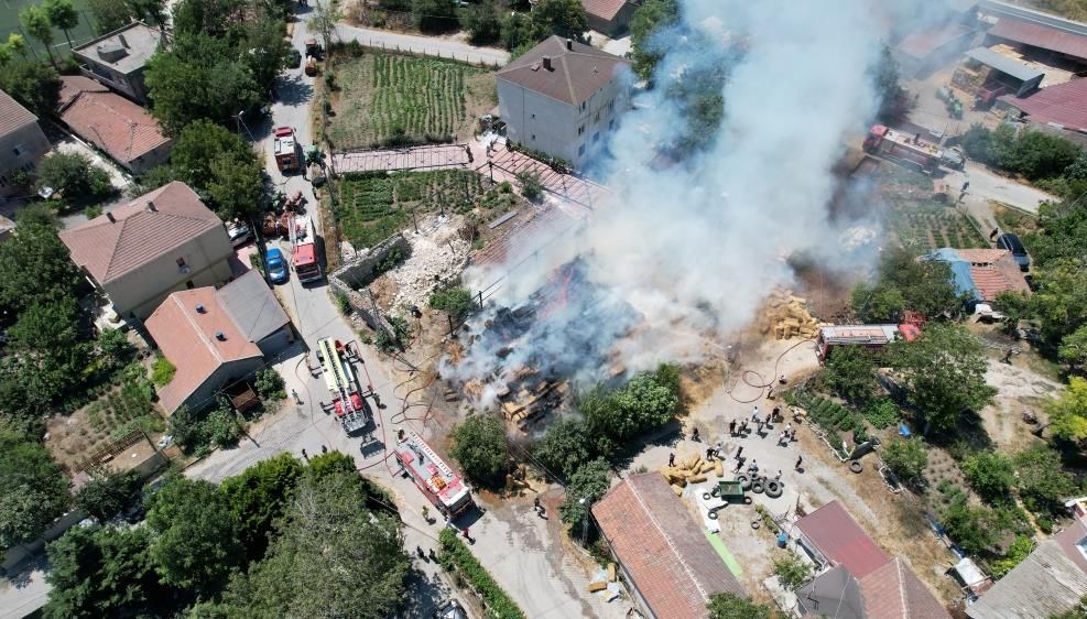 Arnavutköy'de saman deposunda yangın