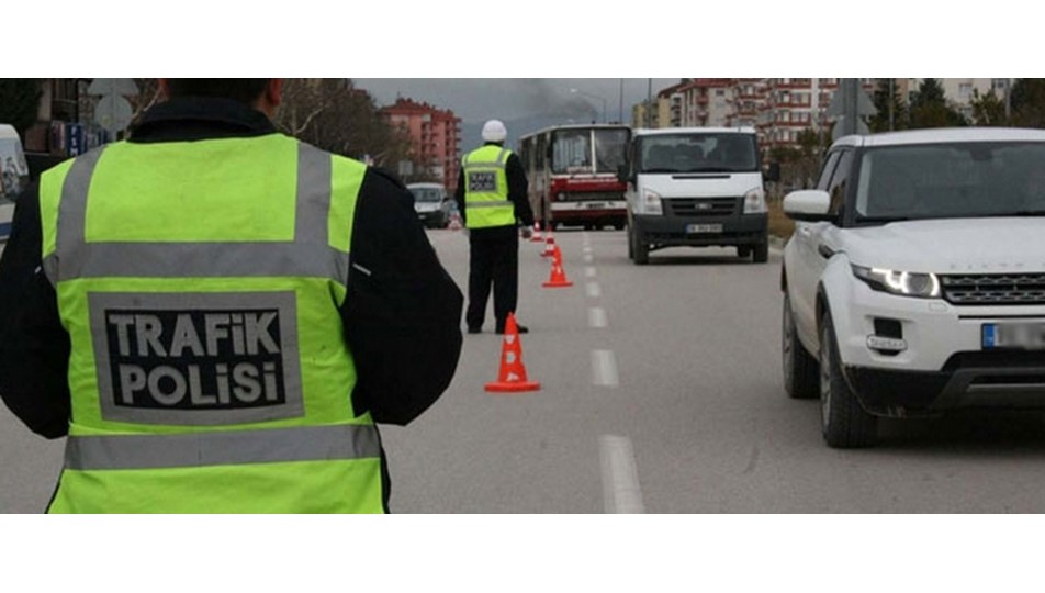 Polis kontrolü sırasında otomobilde ceset bulundu