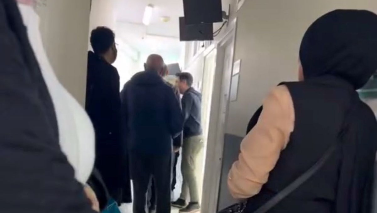 Annesinin tartıştığı doktoru dövdü