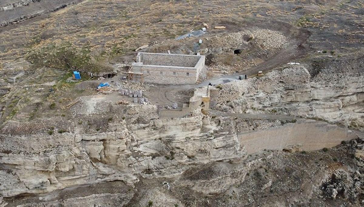 Kemah Kalesi'ndeki kazılarda kalıntılarına rastlanan tarihi cami ayağa kaldırılıyor