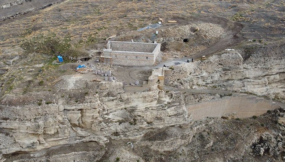 Kemah Kalesi'ndeki kazılarda kalıntılarına rastlanan tarihi cami ayağa kaldırılıyor Kemah Kalesi'ndeki kazılarda kalıntılarına rastlanan tarihi cami ayağa kaldırılıyor