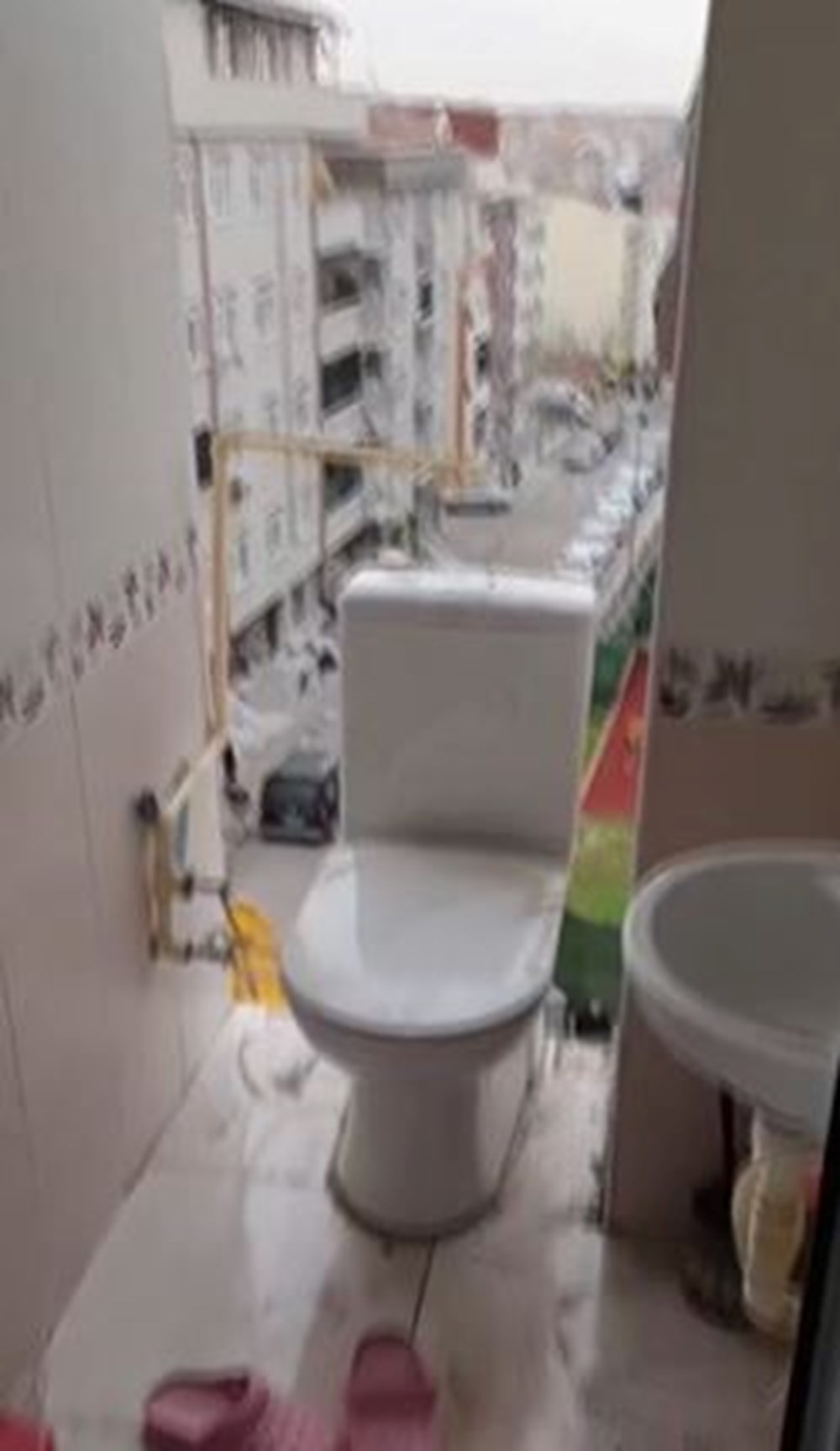 İstanbul'da kentsel dönüşüm! Kepçe yıktı, yan binadaki tuvalet açıkta kaldı - 7