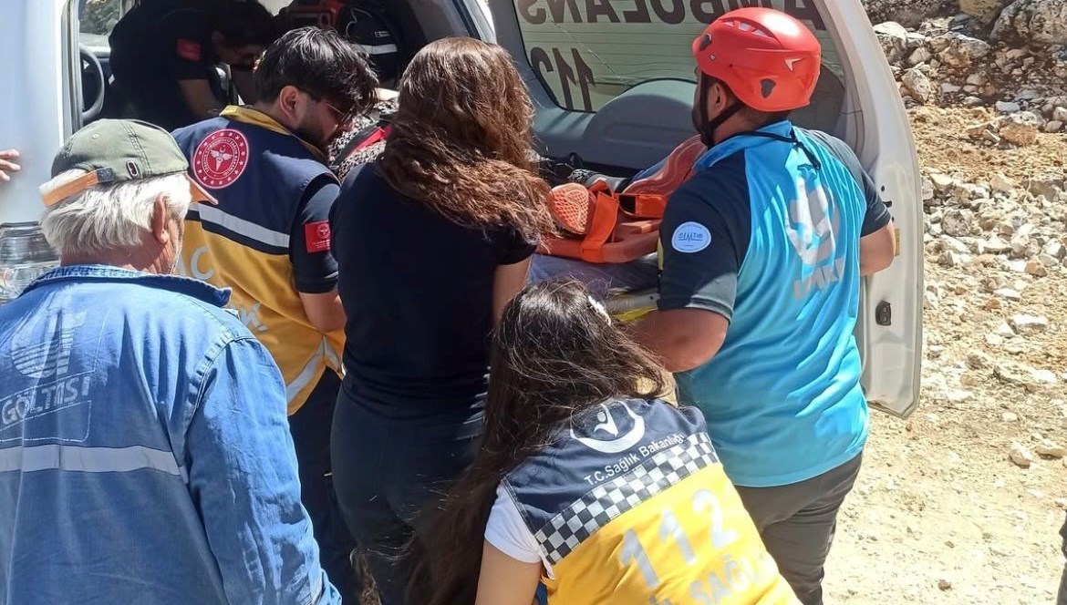 Kayalıklardan düşen kadın operasyonla kurtarıldı