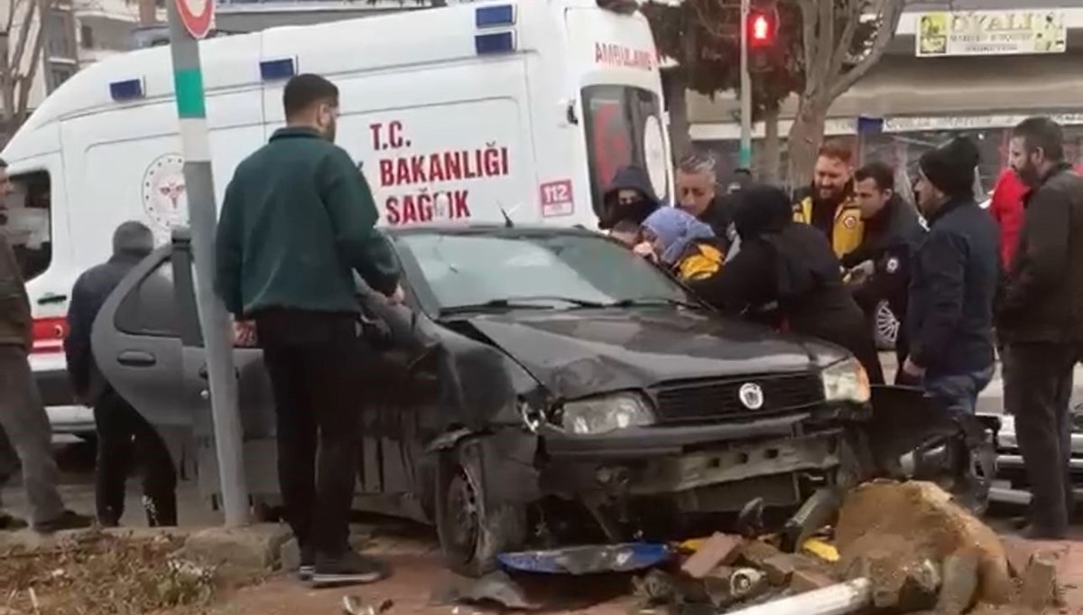 Otomobil direğe çarptı, sürücü araçta sıkıştı Otomobil direğe çarptı, sürücü araçta sıkıştı