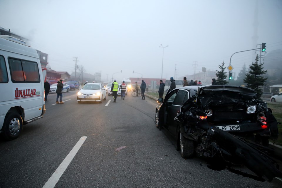 Servis minibüsü otomobile çarptı: 1 ölü, 12 yaralı - 1