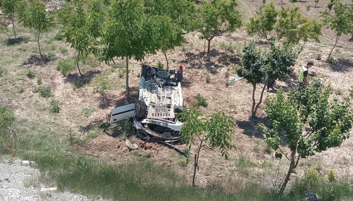 Bilecik'te otomobil şarampole uçtu: 3 yaralı Bilecik'te otomobil şarampole uçtu: 3 yaralı