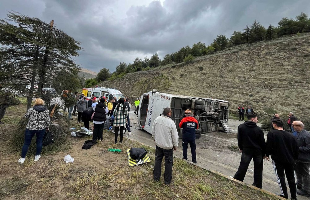 Isparta'da yolcu minibüsü devrildi: Çok sayıda yaralı var - 1
