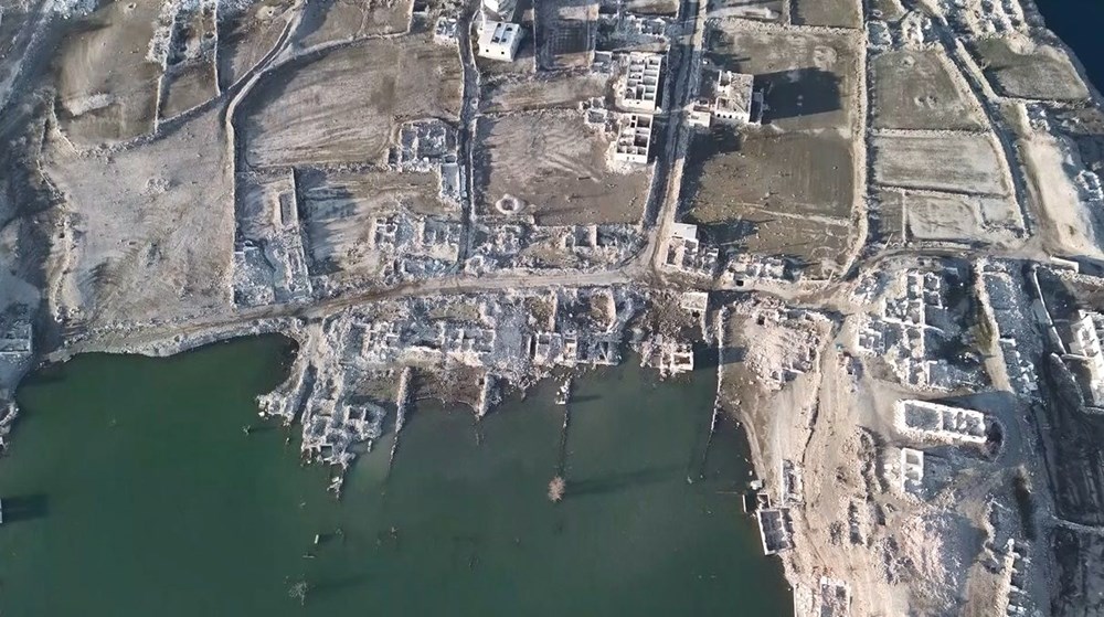 8 Şubat 2020'de su tutmaya başlayan Karakurt HES Barajı'nın havzasında kalan köy, suların çekilmesiyle birlikte dramatik bir manzarayla karşı karşıya bıraktı.