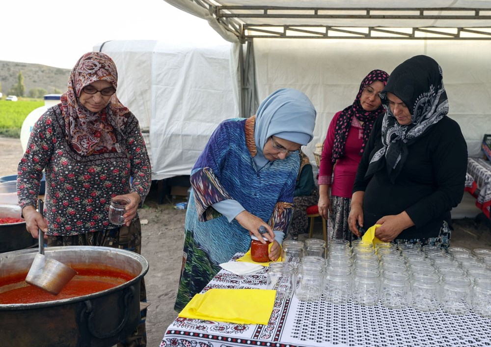 Emine Erdoğan'dan çiftçi kadınlarla ata tohumlu domates hasadı - 6