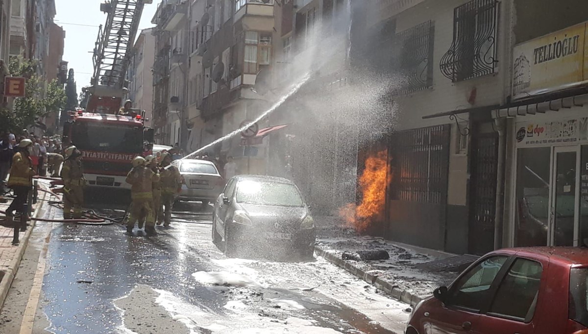 Üsküdar'da korkutan yangın: Alevler doğalgaz kutusuna sıçradı