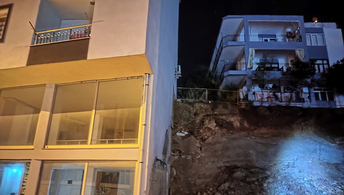 Antalya'da toprak kayması: Bir ev tahliye edildi