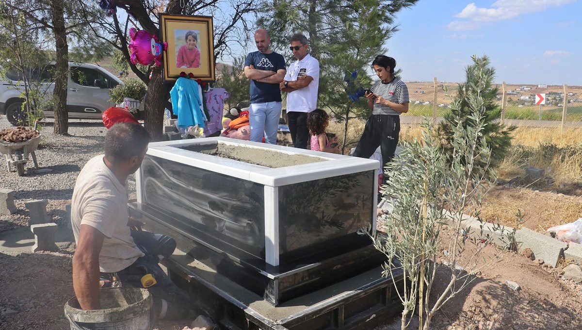 Katledilen Narin'in mezarı yapıldı Katledilen Narin'in mezarı yapıldı