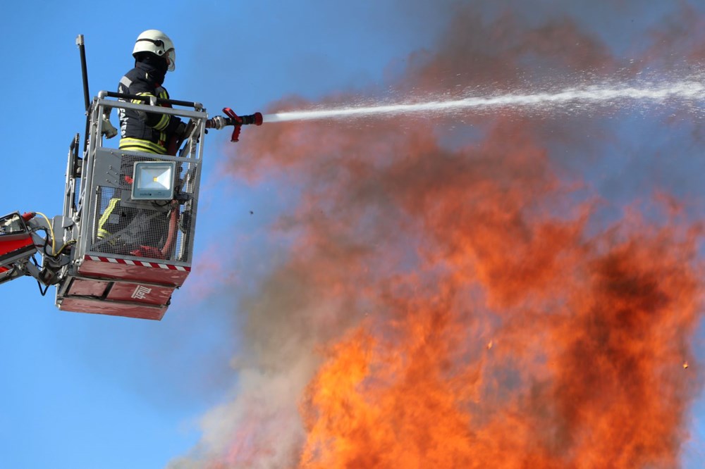 Erzurum'da tarihi Taş Ambarlar'da yangın - 4