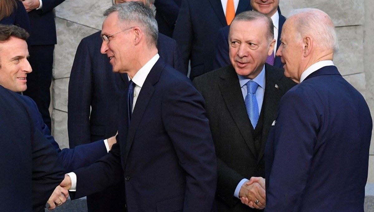 NATO toplantısının öncesinde liderlerden ayaküstü sohbet: Almanya Başbakanı aile fotoğrafına katılamadı