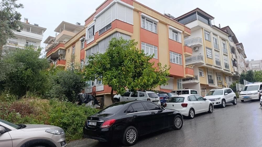 Yağmura daha fazla dayanamadı, binanın üzerine devrildi - 2