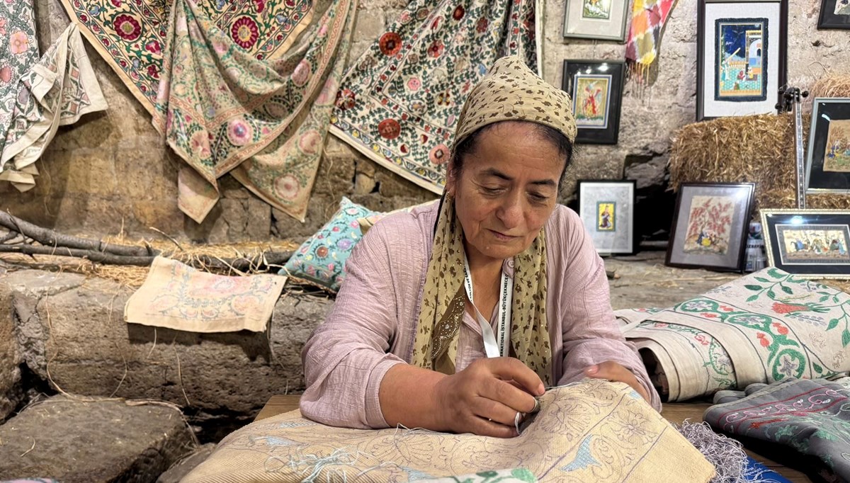 Rengarenk motifleriyle Özbek nakşında yer alan suzani geleneğini bugüne taşıyorlar