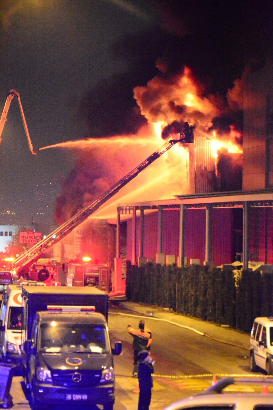 Bursa'da fabrika yangını devam ediyor - 1