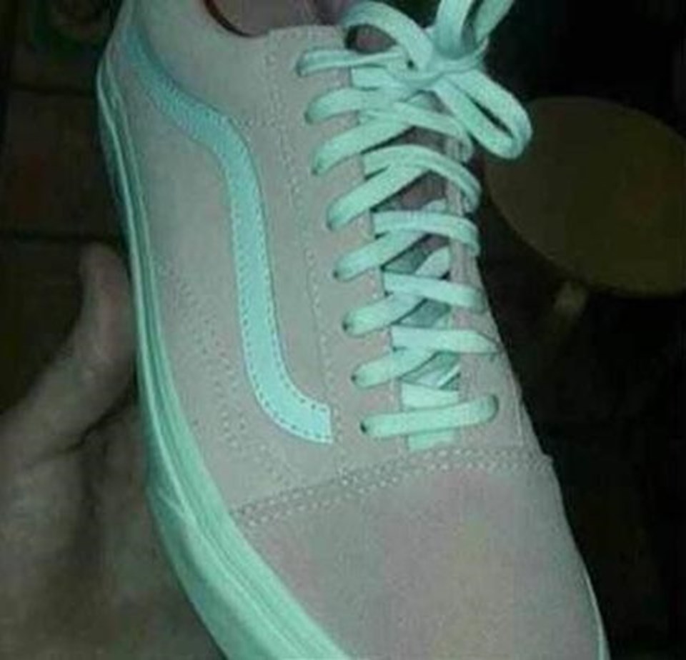 Sosyal medya sallanıyor! Bu ayakkabı ne renk? - 1