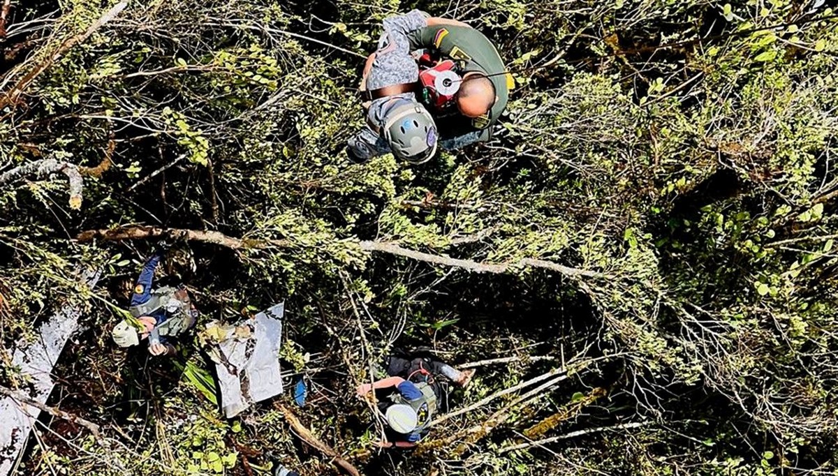Kolombiya'daki uçak kazasında kaybolan 10 kişiden 5'inin cesedi bulundu Kolombiya'daki uçak kazasında kaybolan 10 kişiden 5'inin cesedi bulundu
