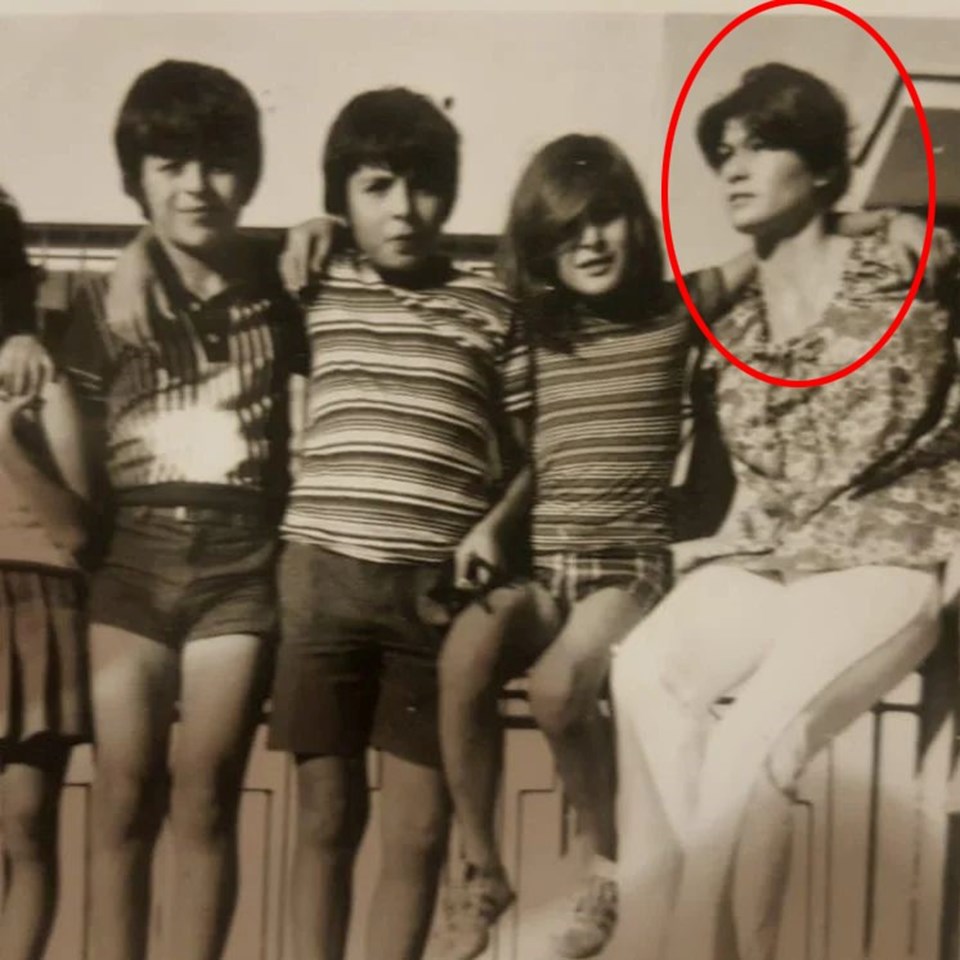 Emel Müftüoğlu'ndan gençlik fotoğrafı: Bilin bakalım ben hangisiyim? - 1