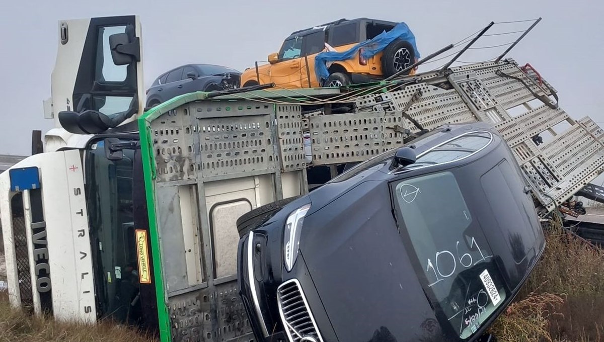 Lüks araçları taşıyan TIR devrildi Lüks araçları taşıyan TIR devrildi