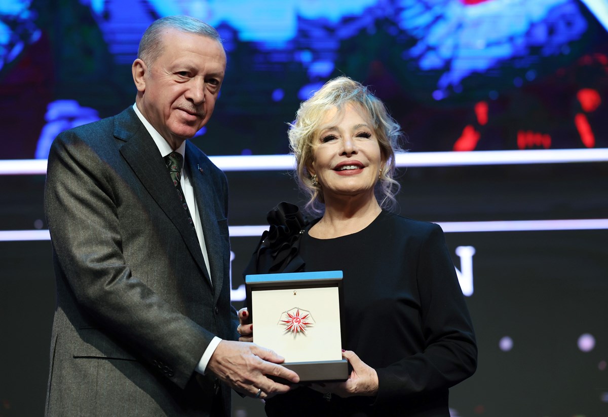 Cumhurbaşkanı Erdoğan, müzik dalındaki ödülü Emel Sayın