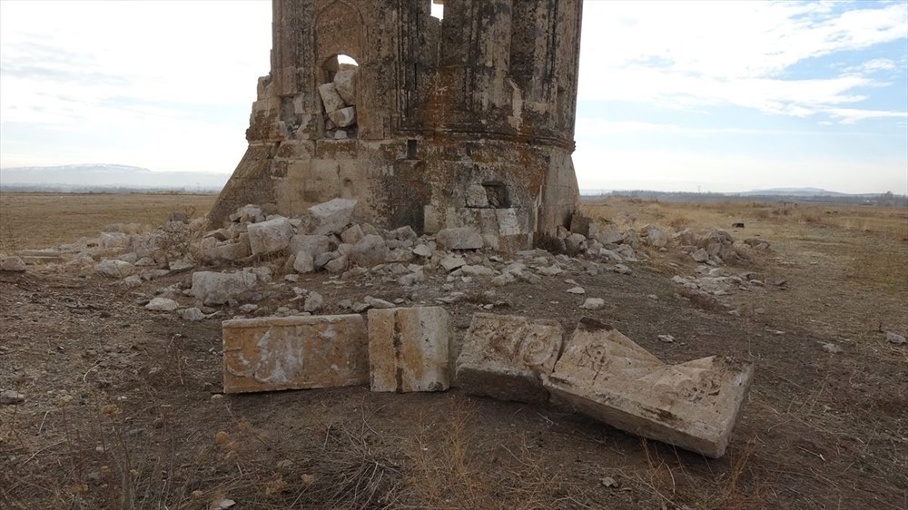 Depremde hasar gören 600 yıllık kümbet restore edilecek - 19
